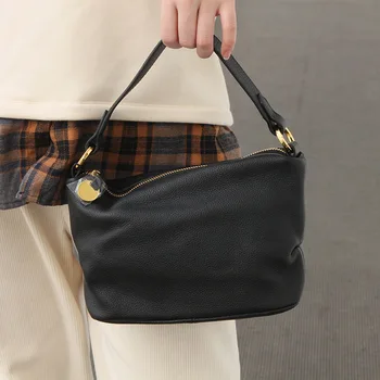 Дамска чанта за през рамото от телешка кожа с горния слой от мека кожа с юфка през рамо