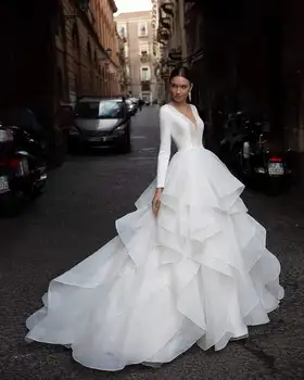 Секси сватбена рокля с дълбоко V-образно деколте и дълъг ръкав, диференцирани за сватбена рокля с А-силует с дължина до пода, илюзорната им облегалка на копчета, рокли с влак